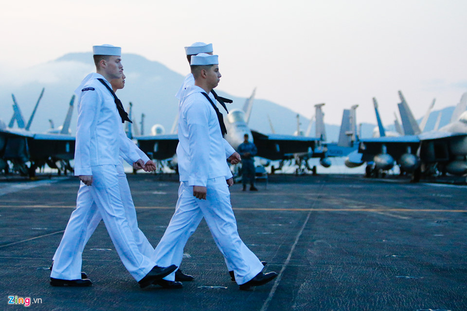 Thủy thủ gốc Việt và cuộc sống trên siêu tàu sân bay Mỹ